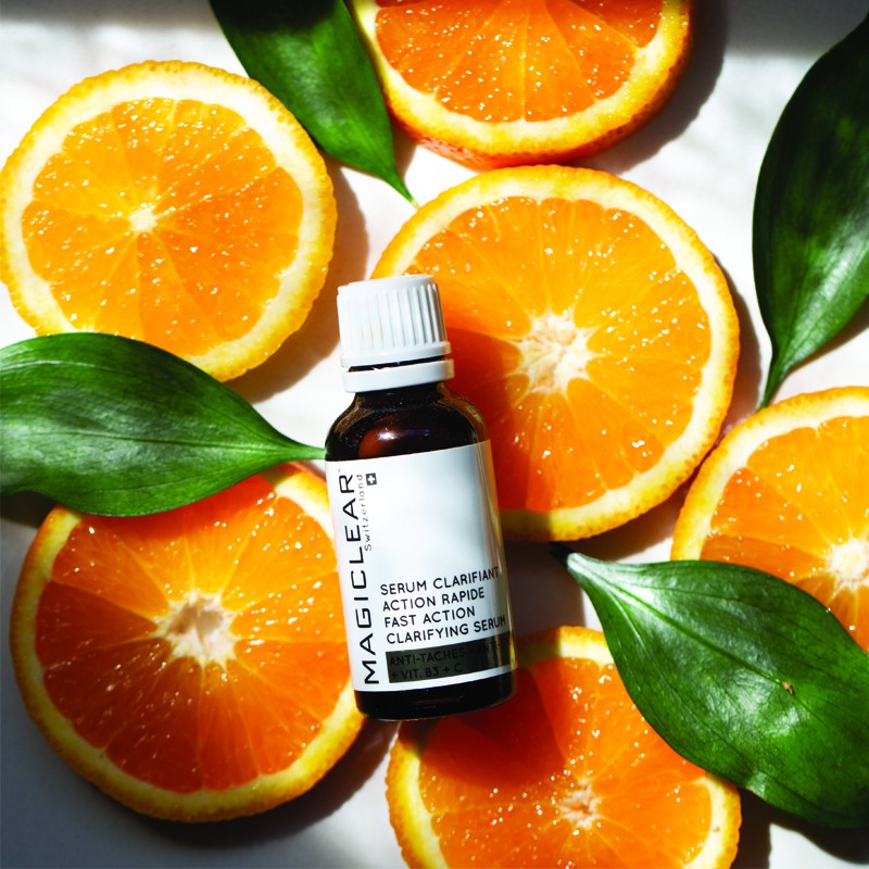 Intensive clarifying serum with double action: reduces dark spots while illuminating and evening skin tone. Enriched with hydrating, antioxidant, and purifying ingredients."