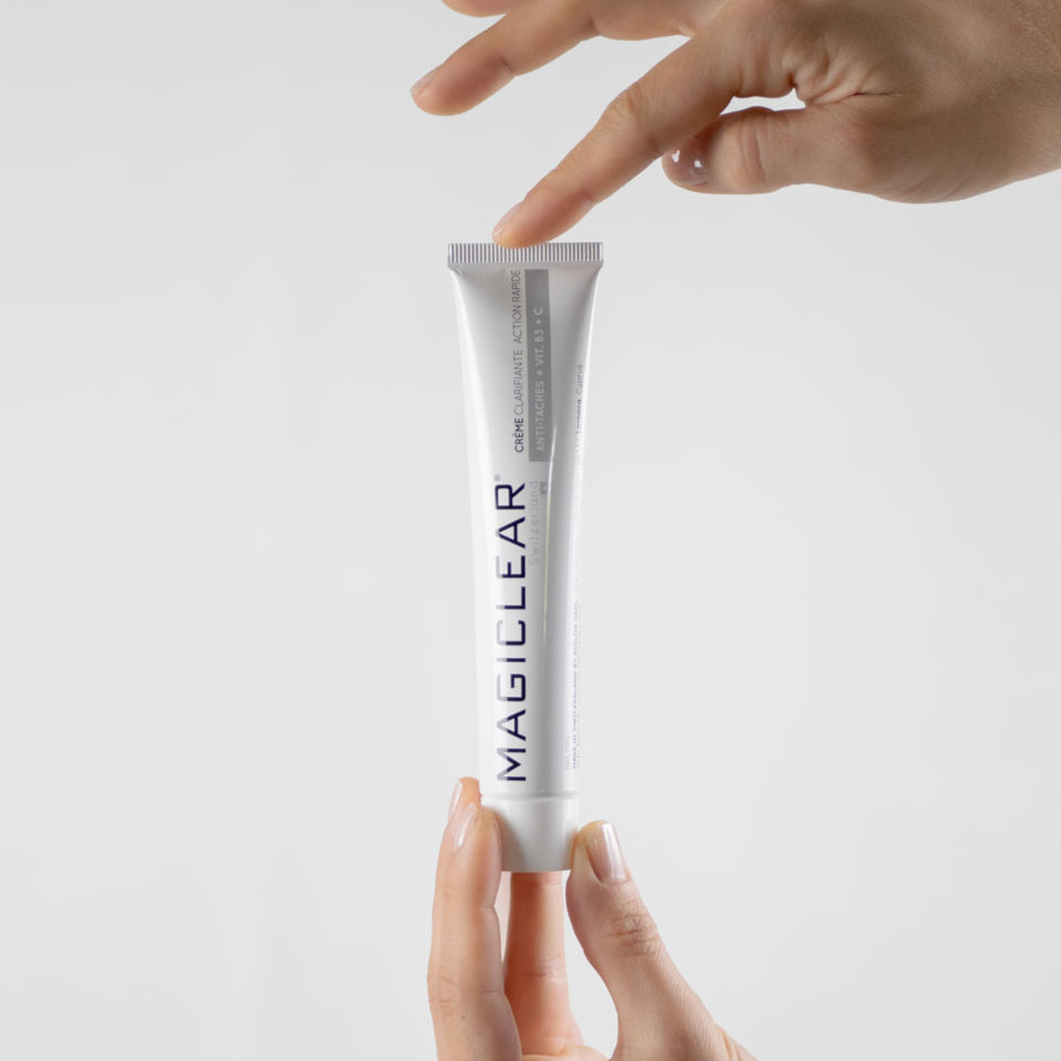 Clarifying cream that progressively lightens and evens skin tone, reduces brown spots, accelerates cell renewal, and blocks melanin formation without irritation.
