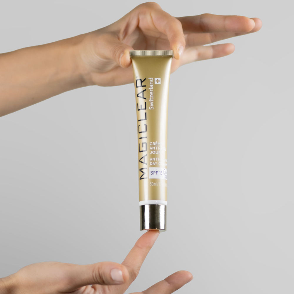 Day cream with SPF 15 that protects against UVA/UVB rays, hydrates long-lasting, improves complexion, stimulates collagen, and defends skin against free radicals."